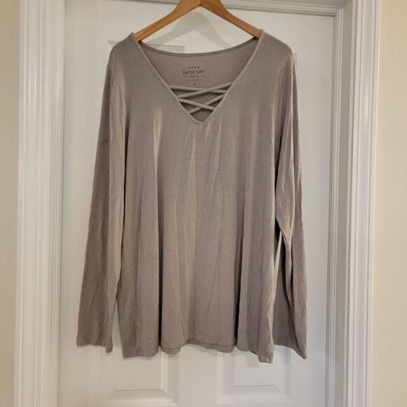 Torrid SUPER SOFT PEBBLE GREY LONG SLEEVE LATTICE TEE size 2 - Picture 5 of 9